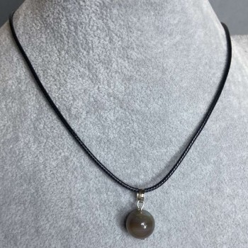 Přívěšek z agátu ve tvaru kuličky na šňůrce