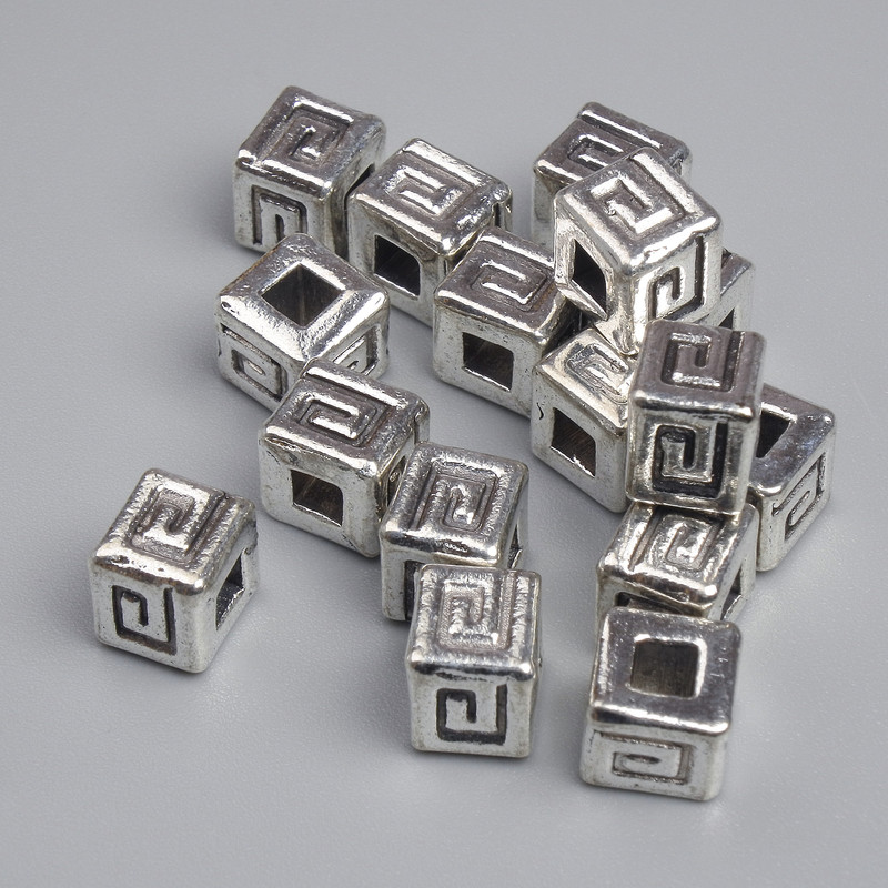 Korálka-vložka ve stříbrné barvě, průměr 6,5×6,5 mm, díra cca 3 mm, balení ~16 ks