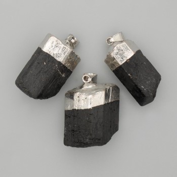 Přívěsek z nerafinovaného turmalínu, rozměr ~28 × 18 mm, délka 45 mm ±