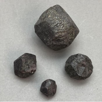 Granát přírodní surový kámen, průměr 12–35×10–30×10–30 mm ± (různé velikosti) (Cena za 100 g)