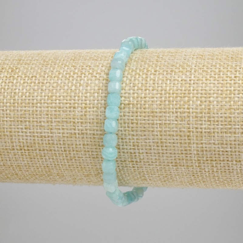 Náramek z amazonitu broušené kostky, průměr 4×4 mm, délka cca 18 cm, elastický