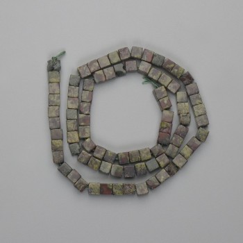 Korálky jaspis krev draka, kostkové, průměr 4,5×4,5 mm, délka 39 cm ± na niti