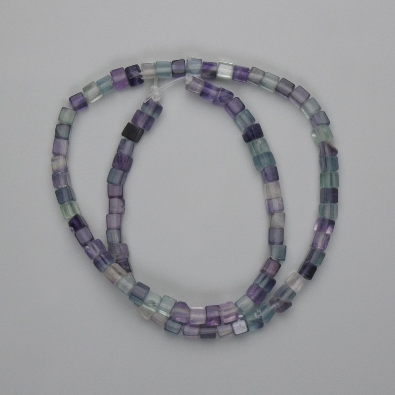 Korálky fluorit – kostka, průměr 4×4 mm, délka 38 cm, na niti