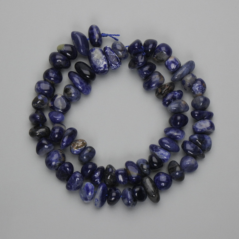 Korálky sodalit galetové, 8–16×5–7 mm, 5 mm ±, délka cca 40 cm, na niti
