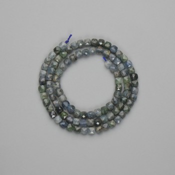 Korálky safíru brusované kubické 4×4 mm, délka 39 cm na niti