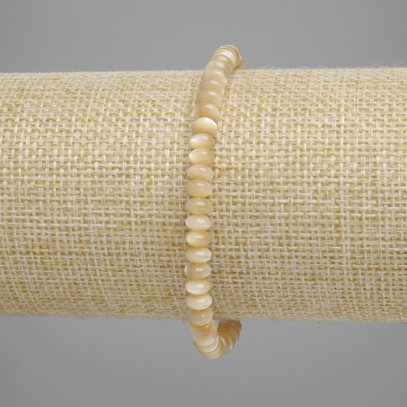 Náramek z béžové perleti, rondelového tvaru, průměr 5×2,5 mm ±, délka 18 cm ±, elastický