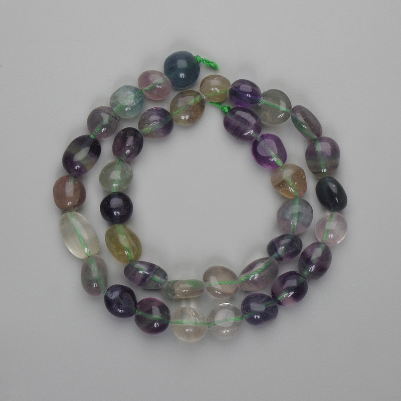 Fasetované korálky fluorit 10–13 × 8–10 mm, délka 39 cm, na niti