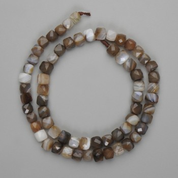 Achátové kubické korálky broušené 6×6 mm, ± délka 39 cm, navlečené na niti