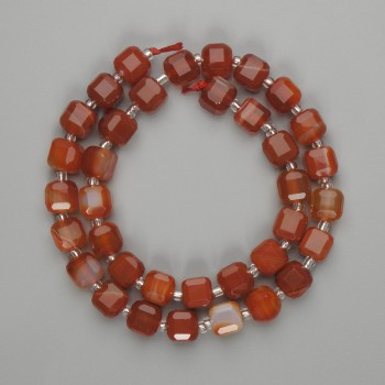 Korálky achátu broušené kubíky 8×8 mm ±, rokajl 3 mm ±, délka 37 cm ±, na niti