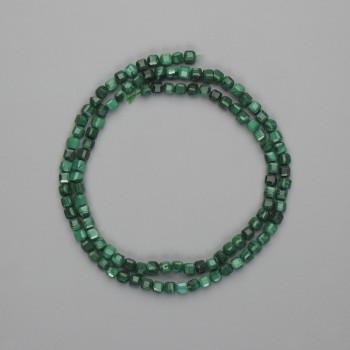 Malachitové korálky, broušené kubické (3×3 mm), délka 39 cm, navléknuté na niti