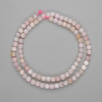 Korálky z růžového opálu, hranované čtvercové 3×3 mm, délka 38 cm, na niti