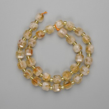 Citrínové korálky, broušené kubické 8,5 mm ±, korálky 3 mm ±, délka 38 cm ± na niti