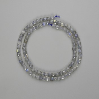 Korálky labradoritu broušené kubíky 4×4 mm, délka 39 cm, na niti