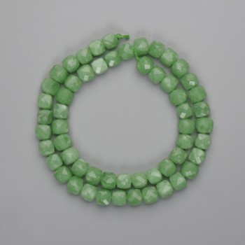 Korálky z chryzolitového (olivínového) brusované kostky 7×7 mm +-, délka 39 cm +