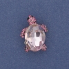 Brožka-přívěšek Želva, růžový krystal, štrasové kamínky, stříbrný kov, 25×18 mm+