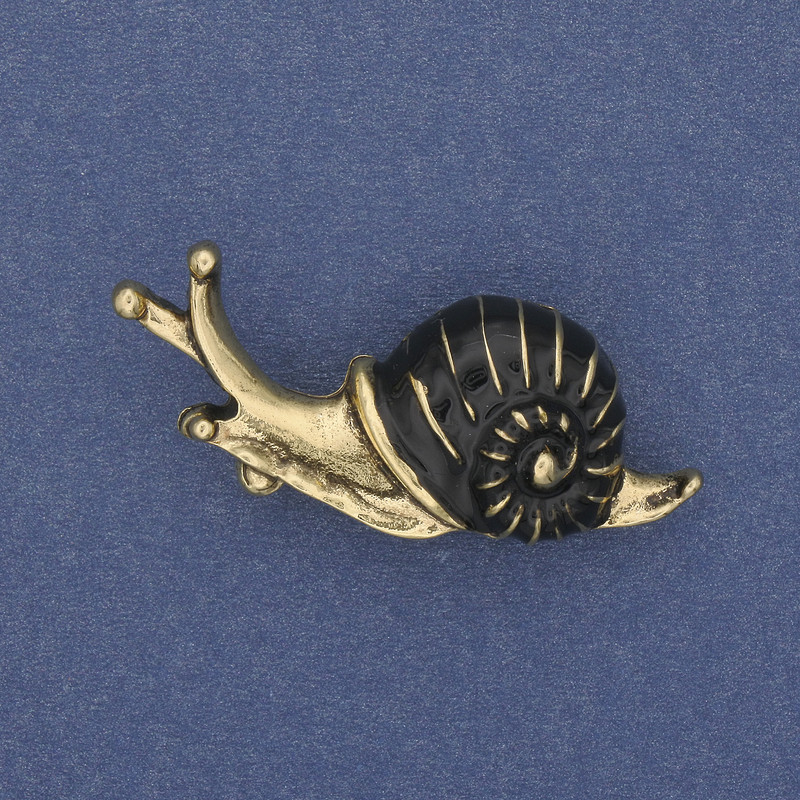 Brož Šnek, smaltovaný kov se zlatavým odstínem, 39×22 mm+