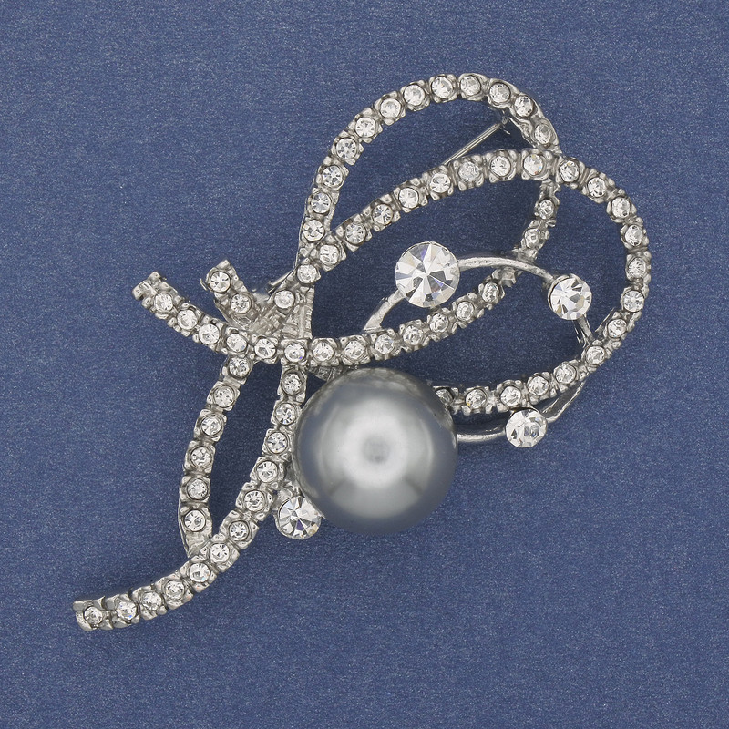 Brožka „Akcent“ – bílé štrasové kamínky, šedá perla, stříbrný kov, 60×32 mm+