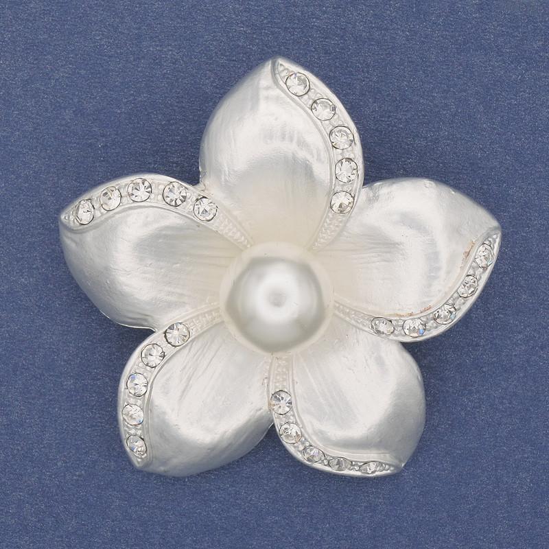 Brož-přívěsek Květ, perleťový odstín, bílá perla, štras, stříbrný kov, 47 mm+