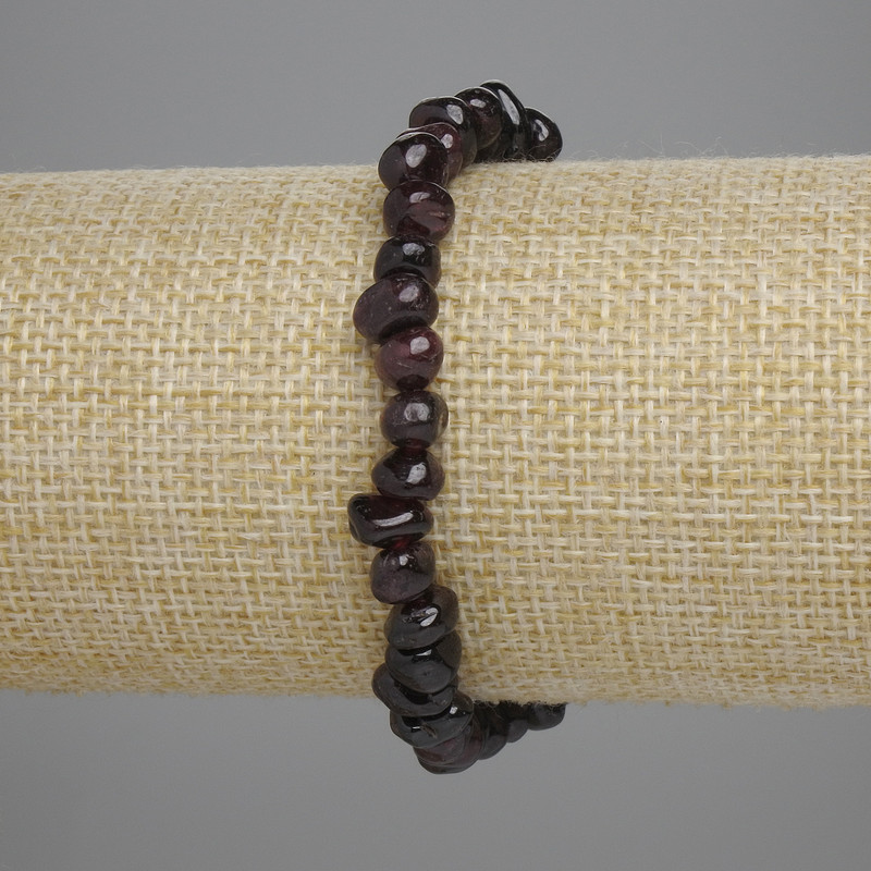 Náramek z granátu, broušené granátové korálky, průměr 6–8×4–5 mm, délka 18 cm ±, elastický
