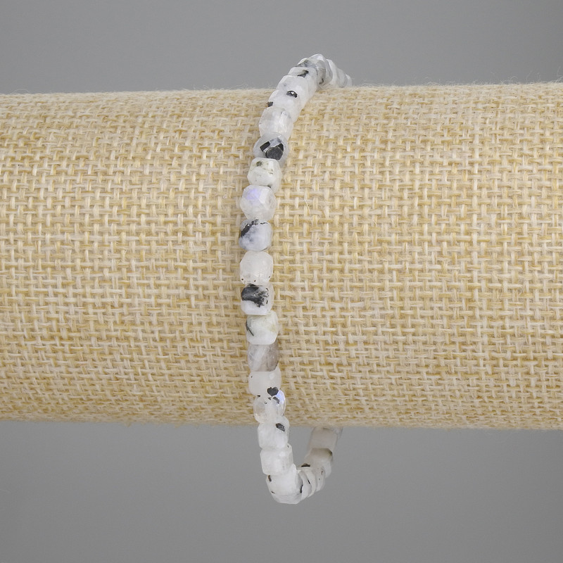 Náramek z adularu, broušené kubíky, průměr 4×4 mm, délka 18 cm, elastická gumička