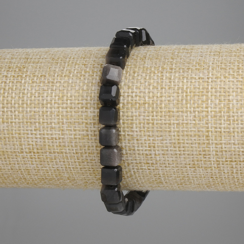 Náramek ze stříbrného obsidiánu, brusované kostky, rozměr 6×6 mm, délka 18 cm ±, na elastické šňůře