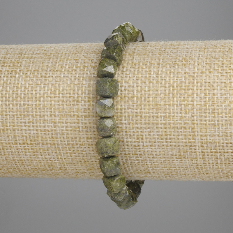 Náramek ze serpentinitu, broušené kostky, průměr 6×6 mm, délka 18 cm ±, elastický