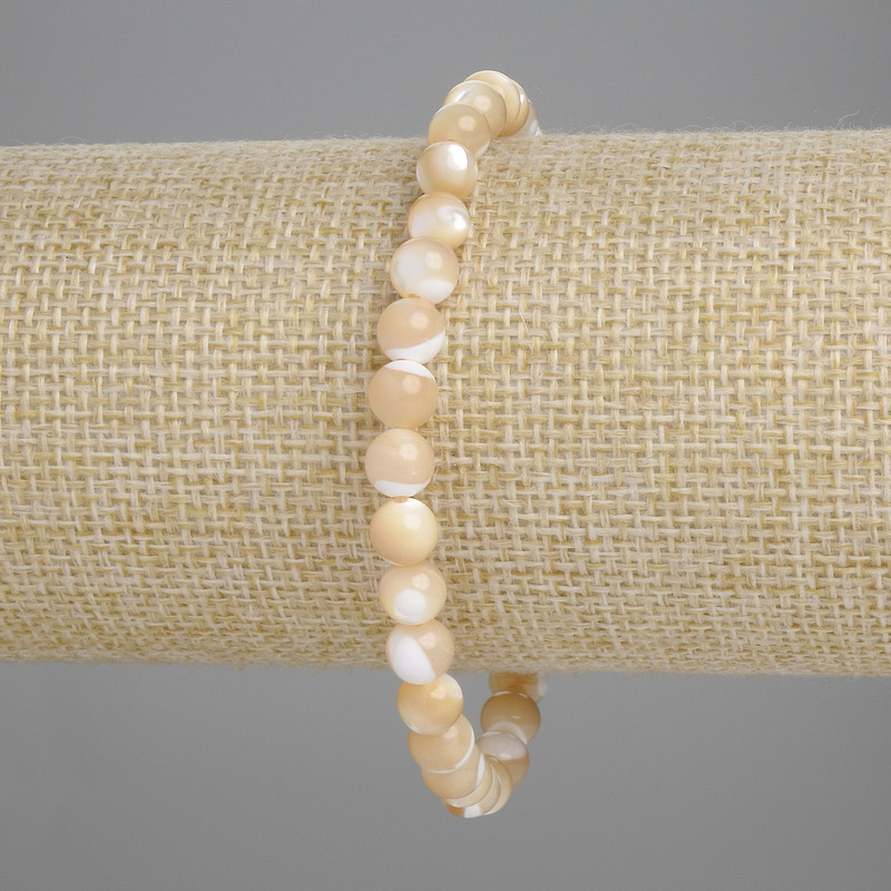 Náramek z béžové perleti, hladká kulička, průměr 6 mm, délka cca 18 cm, na elastické šňůře
