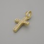 Přívěšek ve tvaru kříže s bílými štrasami, zlatistý kov, průměr 16×10 mm, délka 20 mm ±