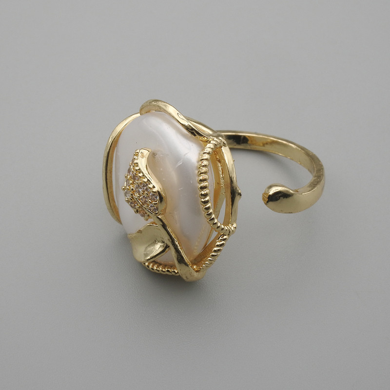 Prsten s barokní perlou ve zlaté úpravě ~, průměr 22×20 mm ± b/r