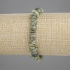 Náramek ze serpentinitu, drobné kousky, průměr 6–11×2,5 mm ±, délka 18 cm ±, na elastické šňůrce