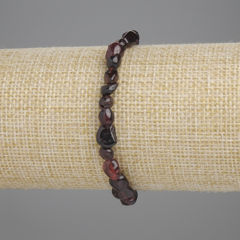 Náramek z granátu broušený, průměr 6–8×5–6 mm ±, délka 18 cm ±, elastický