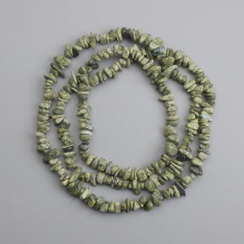 Korálky ze serpentinitu, drobné, průměr 6–14×1,5–4 mm, délka 76 cm