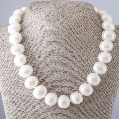 Náhrdelník z bílých perel Mallorca, délka 45(±) cm, průměr 19×16 mm