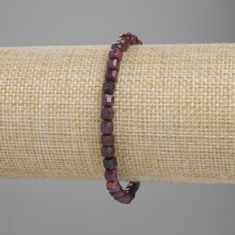 Náramek z rubínových kubíků broušených, průměr 5×5 mm, délka 18 cm, elastický