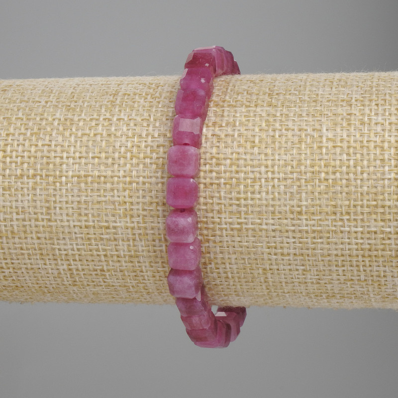 Náramek z brusovaného turmalínu, kubík 6×6 mm, délka 18 cm, elastický