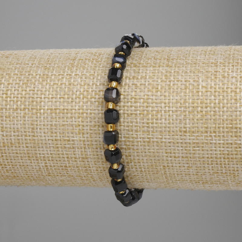Náramek z brusovaného agátu, kostka 5×5 mm ±, korálky 3 mm ±, délka 18 cm ±, na elastické šňůře