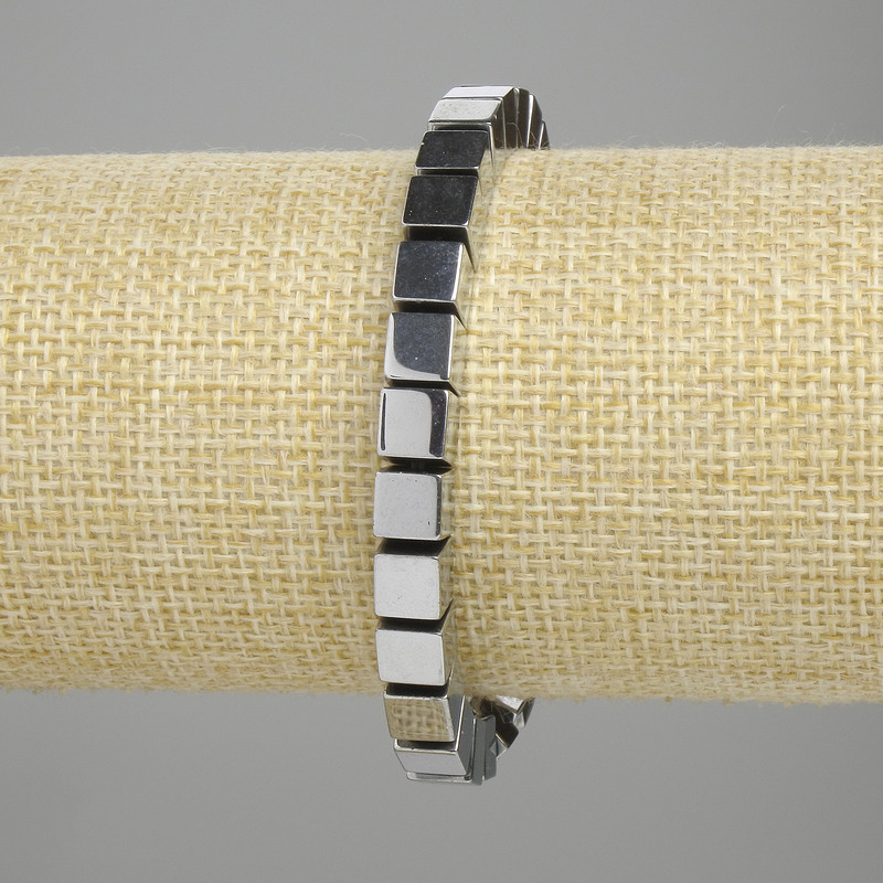 Náramek z hematitu – kubické korálky, průměr 6×6 mm ±, barva stříbrná, délka 18 cm ±, na gumičce