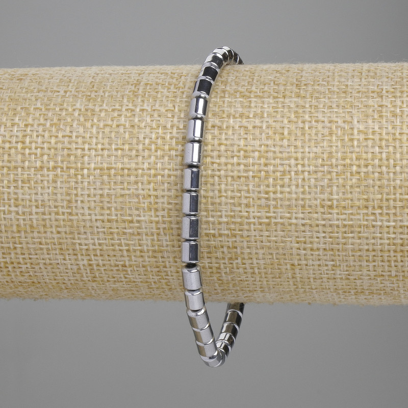 Náramek z hematitu, cylindrické korálky 5×4 mm, barva stříbrná, délka 18 cm, elastický