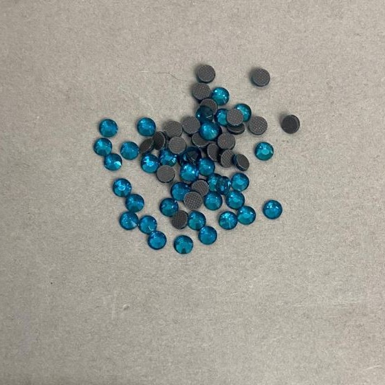 Modré štrasové kamínky se studenou fixací, průměr 4 mm ±, balení 35 g (±)