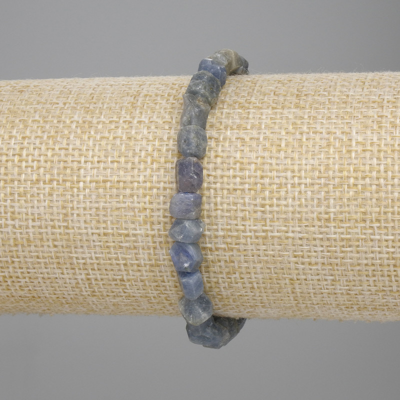 Náramek z neopracovaného safíru, průměr 5–8×5–7 mm, délka 18 cm, elastický