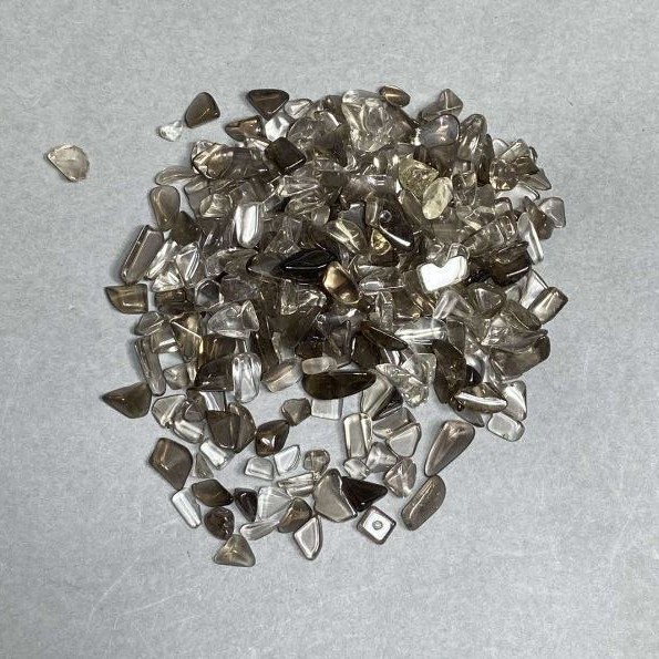 Přírodní kámen kouřový křemen drť bez otvoru 2–12×3–5 mm+- (za 100 g+-)