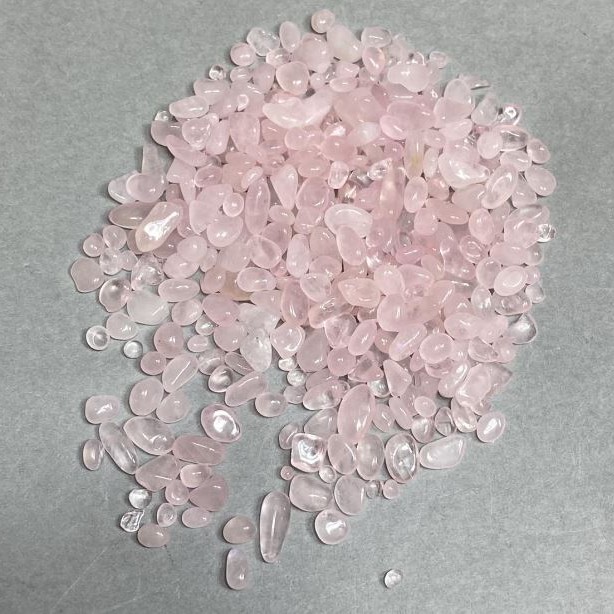 Přírodní kámen růžový křemen drť bez otvoru 3–10×3–4 mm ± (za 100 g ±)