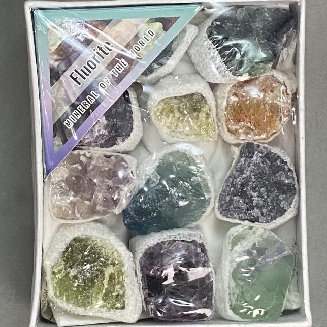 Suvenýrní kámen fluorit – assort (rozměry 9×8 cm) (cena za krabici)