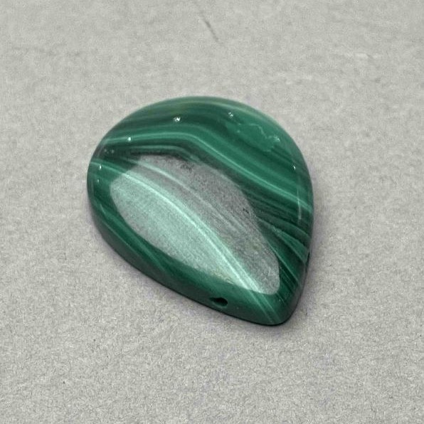 Přívěšek z malachitu ve tvaru kapky 30×22 mm ± boční otvor