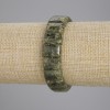 Náramek z přírodního grossularitu – oválné články o rozměrech cca 14×9,5 mm, tloušťka 5 mm, délka cca 18 cm, elastický