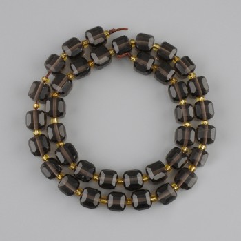 Korálky dýmový topaz, brusovaný kubický tvar, průměr 8×8 mm ±, korálky 3 mm ±, délka 37 cm ± na niti