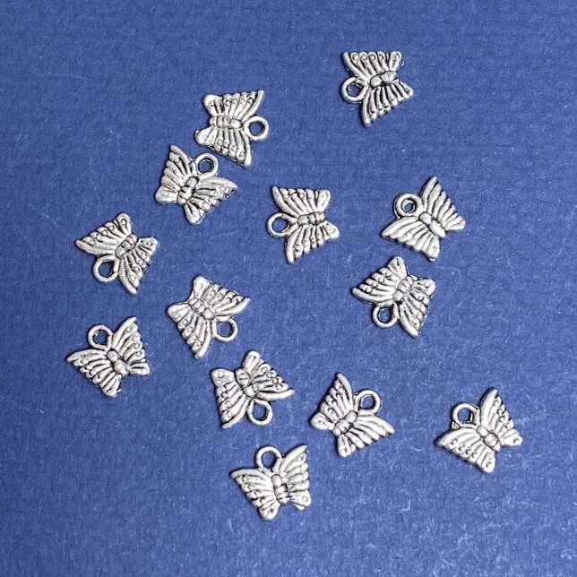 Přívěsek motýl, barva stříbrná, rozměr 9×10 mm, balení 20 g ± 40 ks