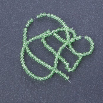 Korálky český křišťál – světle zelené, průhledné, délka 37 cm, průměr 3–4 mm