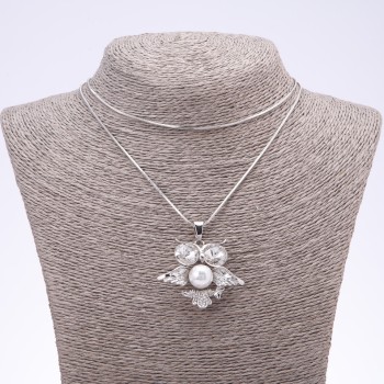 Přívěšek na řetízek Sova s perlou, bílé oči, délka 75 cm, průměr 4×3,5 cm