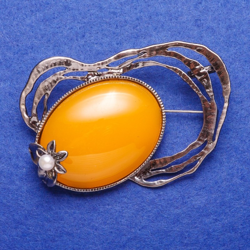 Brož kovaná stříbrná «Jantarová» (jm.) 6,7 × 4,7 cm